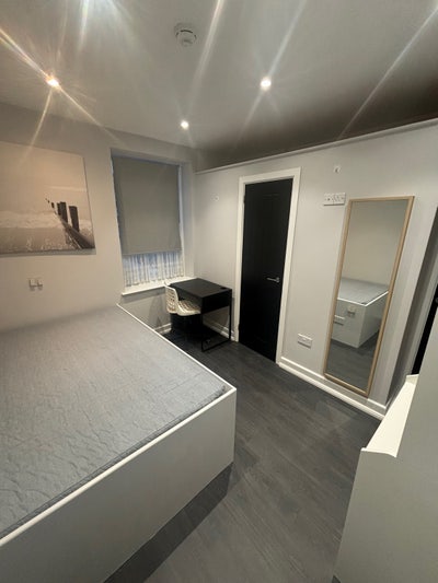 Double en-suite room for rent in Central Reading Main Photo