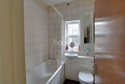 Lovely room In CR7 7PZ Main Photo