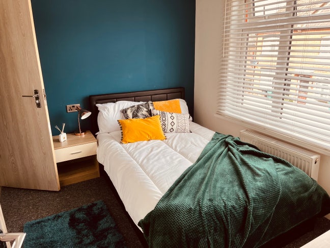 Lovely modern rooms in a detached house - WD24! Main Photo