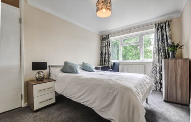 1 Bedroom House Share, Ardingly Close, Ifield, RH1 Main Photo