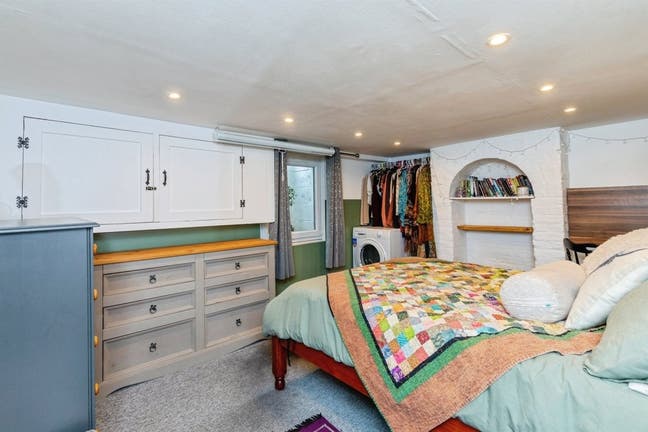 Double room, basement with daylight Main Photo