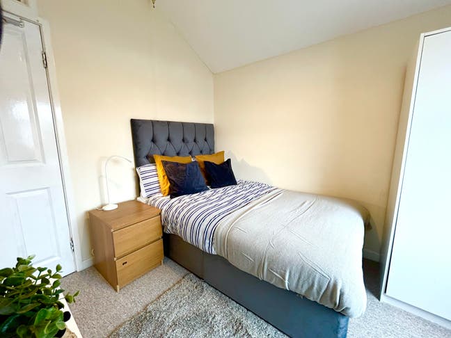 Double Room - No Deposit, All Bills, Downend Rd Main Photo