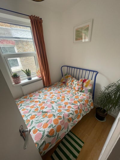 Tiny room going in 5 person house in Tottenham Main Photo