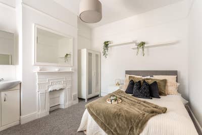 Newly Decorated Room, All Bills Included Main Photo