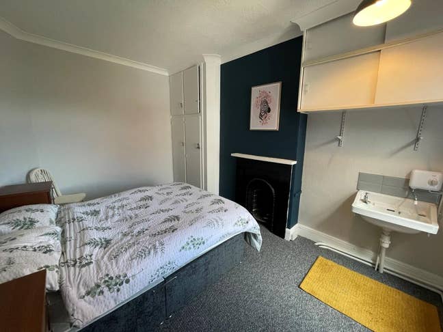 Double Room Available Now in Popular Location Main Photo