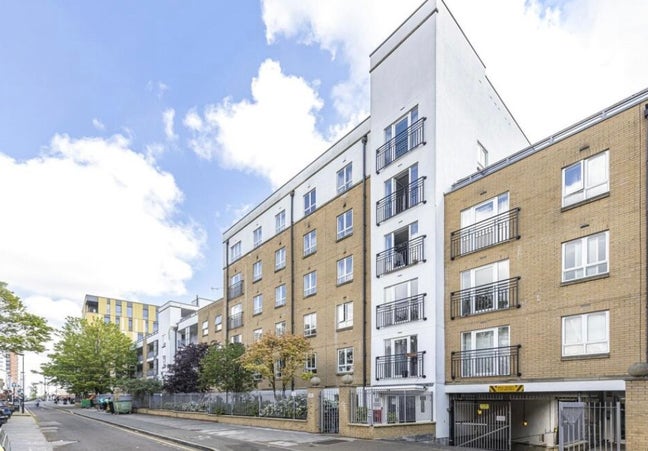 Bright 1-Bed Apartment, Stratford, Gym + terrace Main Photo