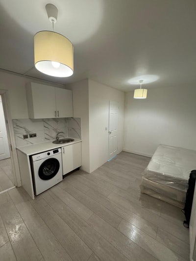 Furnished studio flat to rent in Hayes- (UB3) Main Photo