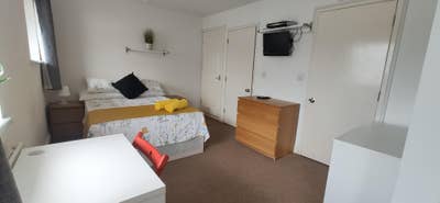 Lovely Dbl en-suite Room- 10 min to Canary Wharf! Main Photo