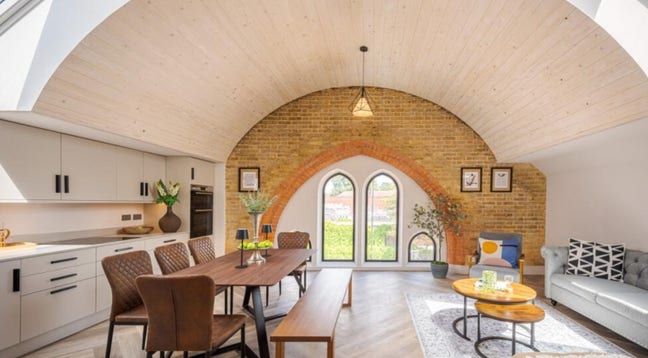 Stunning new apartment with almost sole occupancy Main Photo