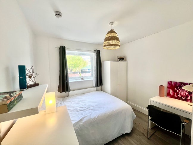 Beautiful room in canary wharf recently renovated  Main Photo