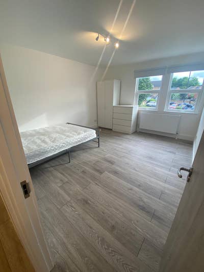 Bright & Spacious Room – Available May Main Photo