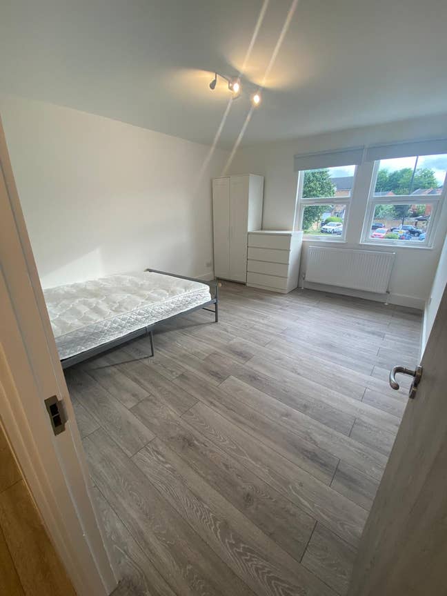 Bright & Spacious Room – Available May Main Photo