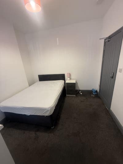 Double room in a shared house  Main Photo