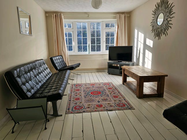 Large room with ensuite in friendly houseshare. Main Photo