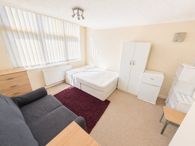 Nice 2 Rooms in Stratford Area**Couple Accepted** Main Photo