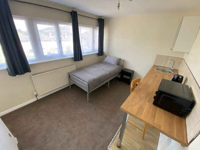 1 double bedroom studio West Drayton Main Photo