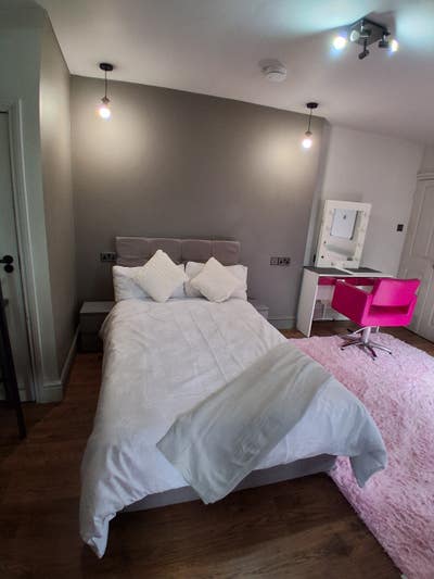 Large Double Room to Let Main Photo
