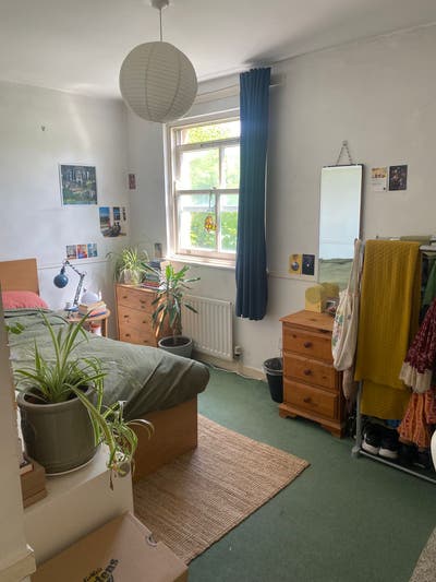 Double room in friendly house by Victoria Park Main Photo