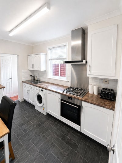 Bright Double Room | Bills Inc | Furnished | DA17  Main Photo