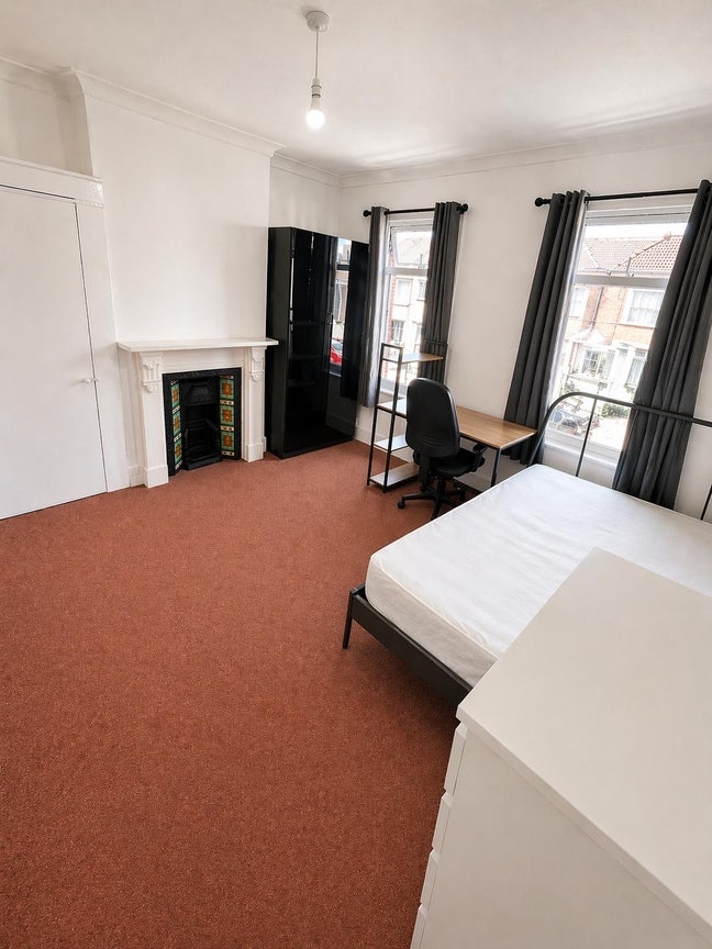 Very Large Double Room | Bills Included | DA17  Main Photo