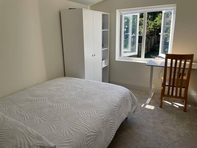 Bright modern room in peaceful Woodford flat Main Photo