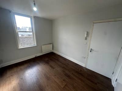 One Studio Flat to Rent to Rent in West Norwood, S Main Photo
