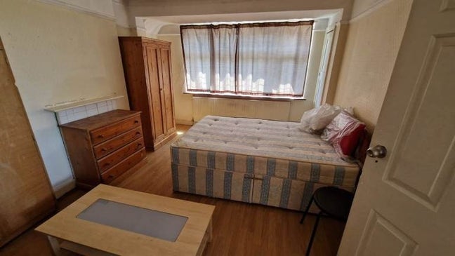 Double Room is available for rent -  TW5 0BA Main Photo