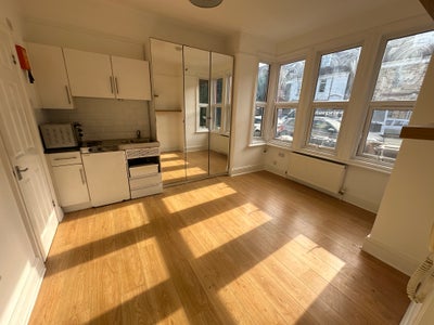 One Bed Studio to Rent to Rent in Cricklewood, NW2 Main Photo