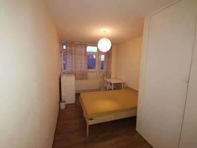 Double Room Available in E14 3HD Main Photo