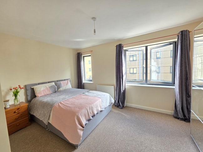 Spacious room 5 min walk from Elizabeth line Main Photo