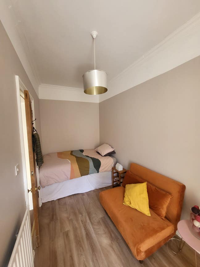 Bright newly renovated room in central Edinburgh Main Photo