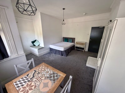 Very large room - 10 mins to LRI and DMU  Main Photo