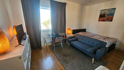 On alperton high street 2 mins to tube st. Main Photo