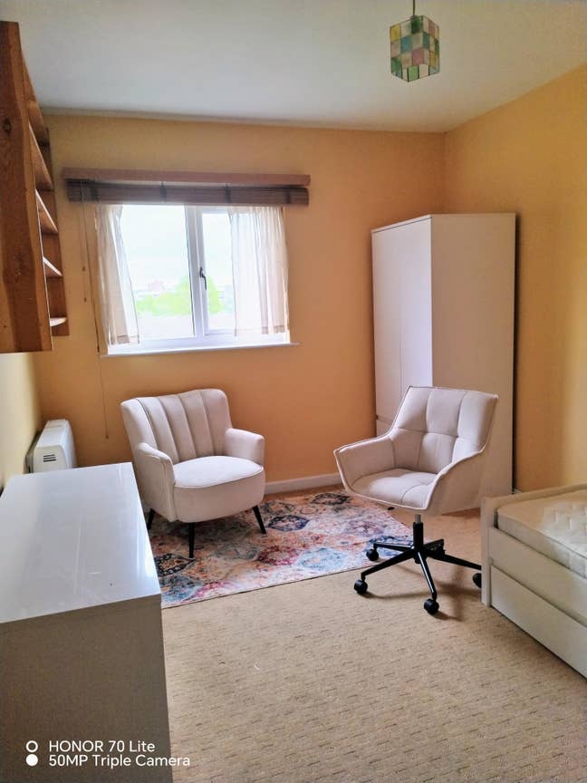 Quiet City Centre Room + Parking & Bills Main Photo