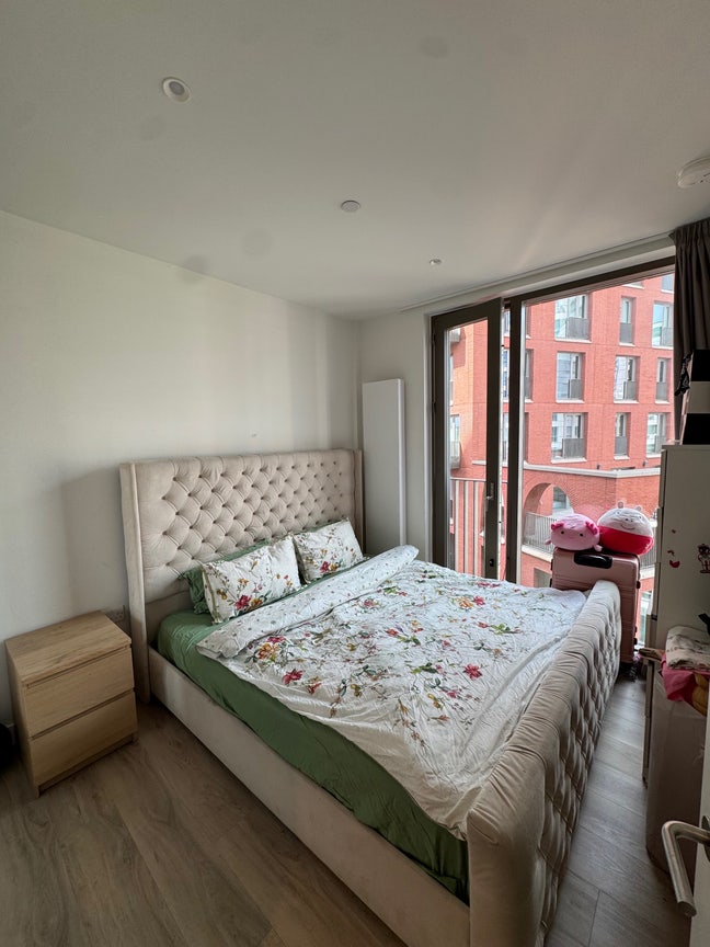 Modern 1- bedroom Apartment with studio living Main Photo