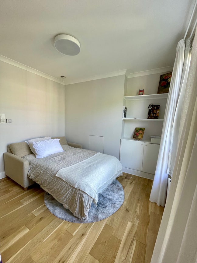 Living Room & Private Kitchen – Earl’s Court Road  Main Photo