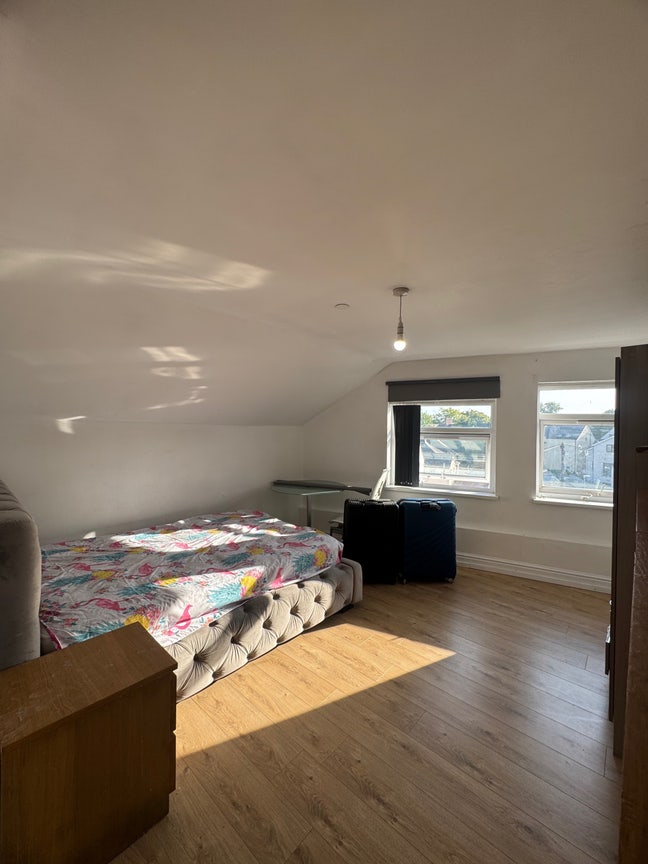 Short Term Room Available Near City Center  Main Photo