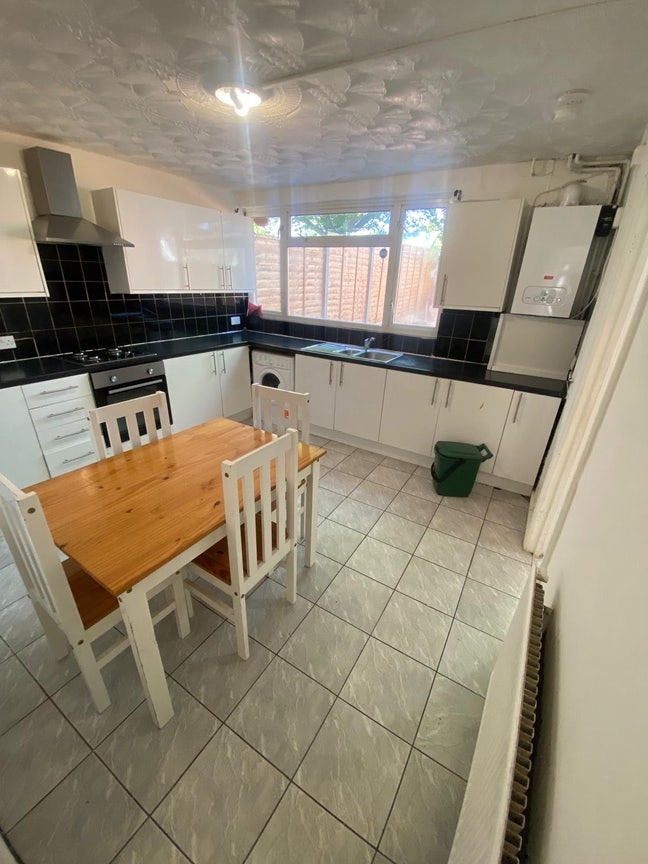 🏡🔥 4 Bedroom House Available in Southall 🔥🏡 Main Photo