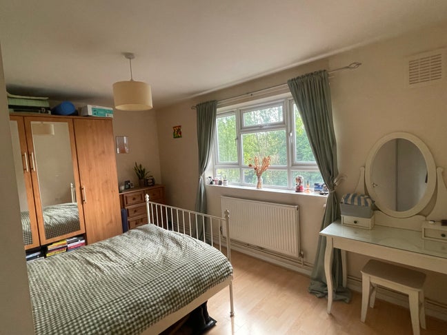 Bright room in two-bed Wimbledon flat Main Photo