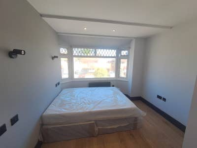 Studio Room Available – Orchard Grove, Edgware HA8 Main Photo