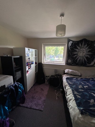 Spacious Medium Sized Room⭐️ Main Photo