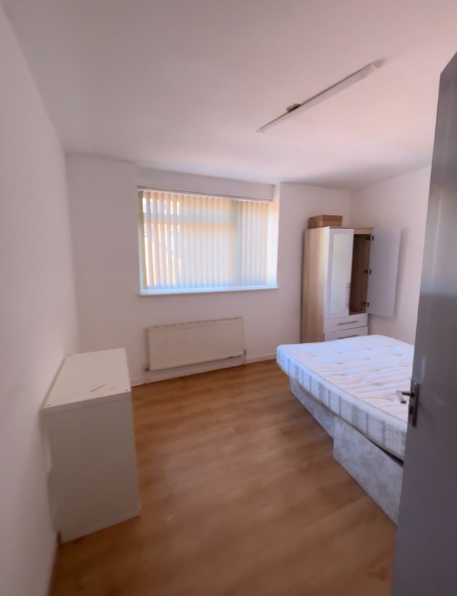 1 spacious bed Available Near hyde park book club Main Photo