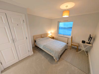 Large ensuite room 3 min walk to train/overground Main Photo