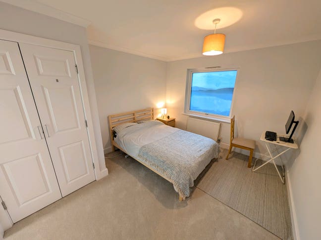 Large ensuite room 3 min walk to train/overground Main Photo