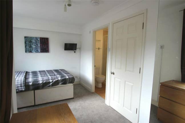 En-Suite Room in Clean, Bright Peaceful House- E14 Main Photo