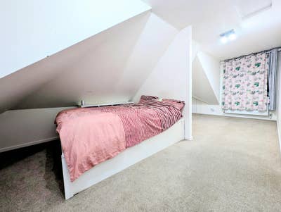 Modern large ensuite room in a bungalow HP6 Main Photo