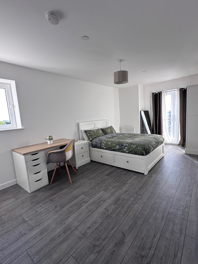 Large double bedroom  Main Photo