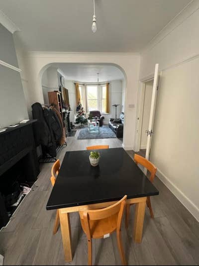 Room to let in a 3 bed room House Main Photo