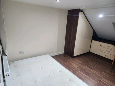 1 bedroom avaliable in a shared house Main Photo