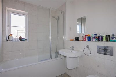Nice room with own bathroom  Main Photo
